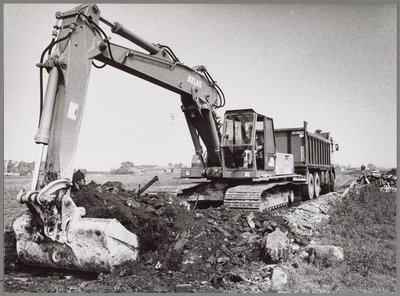 WAT001017158 Foto: De puinstort wordt in Katwoude onder dwang verwijderd.De firma Secoma uit Heerhugowaard is ...
