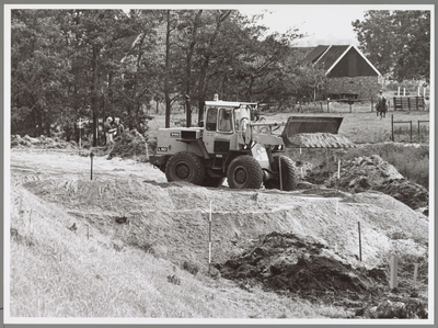 WAT001017159 Een shovel is ter hoogte van de Binnendijk in De Purmer- Noord bezig een talud naast de dijk van de ...