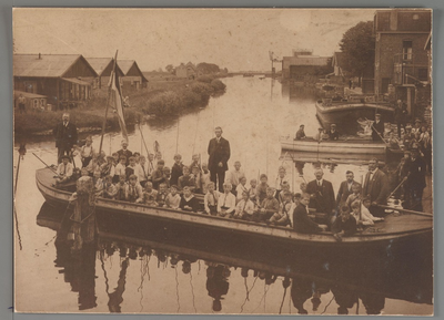 WAT001017205 Visclub Purmerend.Rechts achter: de gasfabriek te Purmerend.Ze vissen in de Where.Schip rechts: Petroea VII