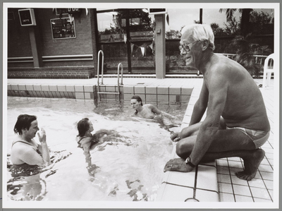 WAT001017290 Wim Spooren tijdens zijn wekelijkse zwemuurtje met de Watertrappers, waarin hij samen met Mieke Poll het ...