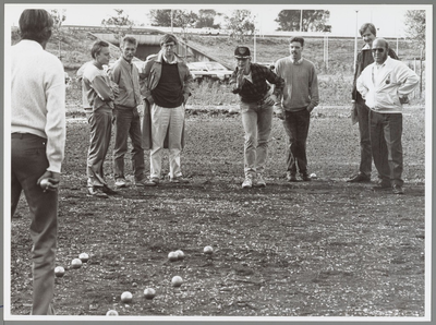 WAT001017297 Foto: De Jeu de Boules vereniging legt een eigen speelveld aan op sportpark De Munnik. Op de voorgrond ...