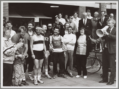 WAT001017312 Foto: Burgemeester Th van Dam geeft het startsein voor de sponsorloop.Purmerend. Een dikke vijfduizend ...