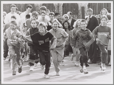 WAT001017356 Start sponsorloop Early Bird rond sporthal de Karekiet. Teun Prins moedigt ze aan.