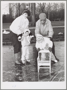 WAT001017362 Voor het eerst met mamma en opa op het ijs.