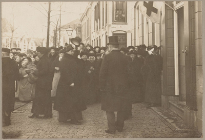 WAT001017454 Bezoek H.M. Koningin Wilhelmina aan Purmerend naar aanleiding van watersnoodramp 1916.