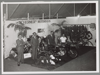 WAT001017497 Stand van Schermers motorhuis op najaarstentoonstelling, Solex.