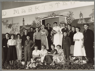 WAT001017513 Fruittentoonstelling in de loods van de veilingvereniging B.P. en O. (Beemster, Purmerend en Omstreken). ...