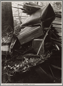 WAT001017536 Bij Baarn is een trailer van de Fa. Jonk uit Purmerend tegen een boom gereden. De chauffeur heeft zichzelf ...