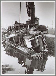 WAT001017538 Een kraanwagen van de firma Van Dijk is gistermorgen' ' als gevolg van een uitwijkmanoeuvre in de sloot ...