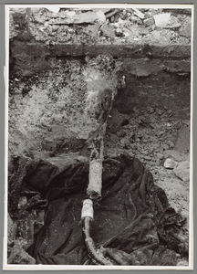 WAT001017547 Is dit de kapotte gasleiding, die alles heeft veroorzaakt?Bij een gasontploffing zijn enkele woningen ...