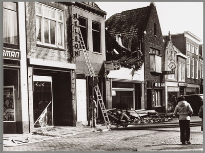 WAT001017548 Een grote uitslaande brand in Breedstraat 5-11, t.w. Nelson Schoenhandel, Engel Boetiek, Bartels Bakkerij ...
