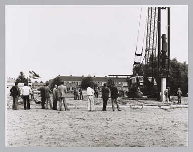 WAT001017673 Aletta Jacobslaan, belastingkantoor.Foto: het slaan van de eerste paal op dinsdag middag 27 juli ...