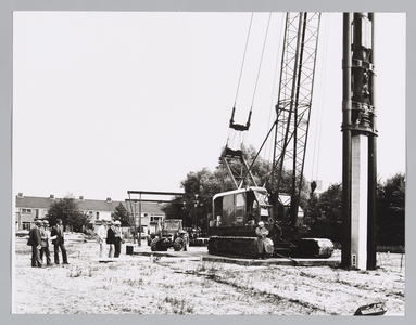 WAT001017674 Aletta Jacobslaan, belastingkantoor.Foto: het slaan van de eerste paal op dinsdag middag 27 juli ...