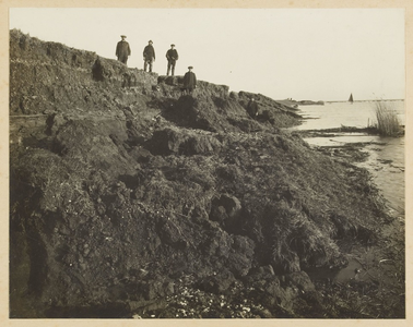 WAT001017744 Beschadiging binnentalud even voorbij de weg naar Zuiderwoude.