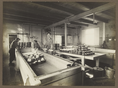 WAT001017751 Het stoppen in kaasfabriek Nooitgedacht te Oostknollendam aan de Dorpsstraat 98-100. V.l.n.r.: Jacob ...