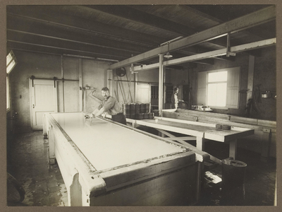 WAT001017762 Melk in strem in kaasfabriek Nooitgedacht aan de Dorpsstraat 98-100 te Oostknollendam. Op de foto links ...