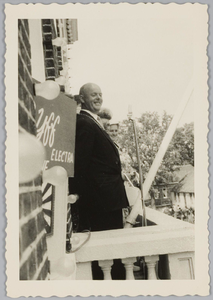 WAT001018271 Burgemeester G.G. Post hield een toespraak vanaf het balkon van het oude raadhuis.