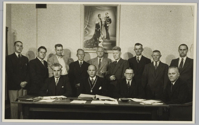 WAT001018018 De raad van Landsmeer periode 1949-1953. Staande v.l.n.r.: Voorham, Entrop. Ordeman, Verweij, Knibbe, van ...