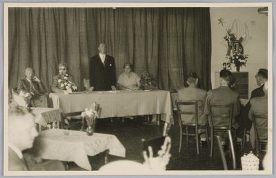 WAT001018252 Opening van de openbare Pinocchio-kleuterschool. Burgemeester G.G. Post houdt de openingsrede. Rechts een ...