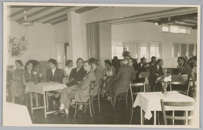 WAT001018253 Opening van de openbare Pinocchio-kleuterschool. De genodigden.Links op de wand, een schildering van ...