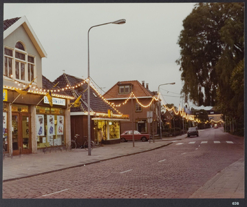 WAT001019458 Landsmeer 650 jaar. Feestverlichting in de Dorpsstraat. Links: Vege supermarkt Dorpsstraat 68.