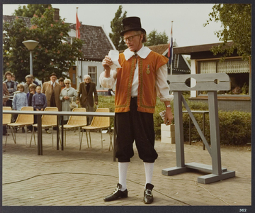 WAT001019474 Landsmeer 650 jaar. Theaterspel. Verdacht van spionage in andere buurt. Eerste Landsmeerder ging aan de ...