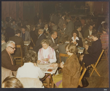 WAT001019447 Landsmeer 650 jaar. In de feesttent werd er druk gekaart. Niet alleen de klaverjassers kwamen aan bod maar ...