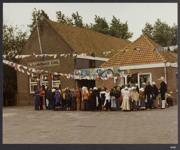 WAT001019459 Landsmeer 650 jaar. Feest op het schoolplein van de Ds. J.L. de Wagemaker school te Landsmeer.