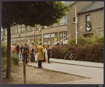 WAT001019460 Landsmeer 650 jaar. Feest op het schoolplein van de inspecteur J.v.d. Worp school te Landsmeer.