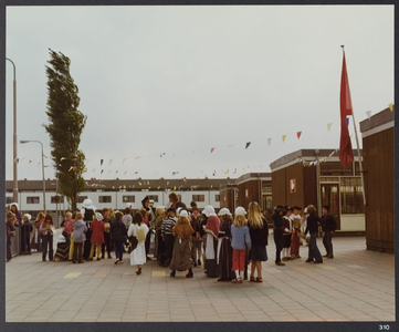 WAT001019462 Landsmeer 650 jaar. Feest op het schoolplein.