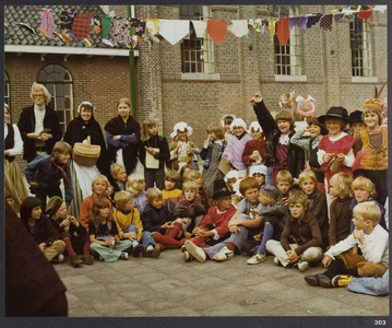 WAT001019463 Landsmeer 650 jaar. Feest op het schoolplein.