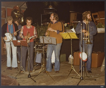 WAT001019464 Landsmeer 650 jaar. Eén groot muziek, dans en drinkfeest in de feesttent.
