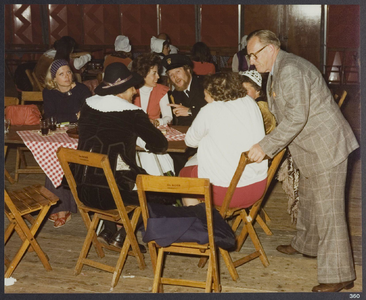 WAT001019465 Landsmeer 650 jaar. Eén groot muziek, dans en drinkfeest in de feesttent.