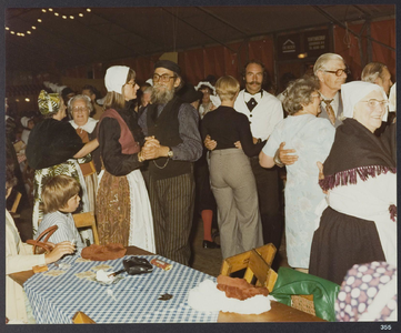 WAT001019466 Landsmeer 650 jaar. Eén groot muziek, dans en drinkfeest in de feesttent.