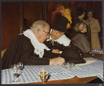 WAT001019467 Landsmeer 650 jaar. Eén groot muziek, dans en drinkfeest in de feesttent.