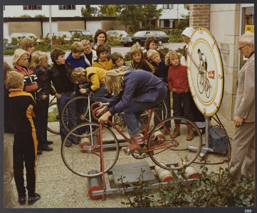 WAT001019470 Landsmeer 650 jaar. Ook de sportievelingen kwamen aan hun trekken. Op een dorpsparcours reden amateurs en ...