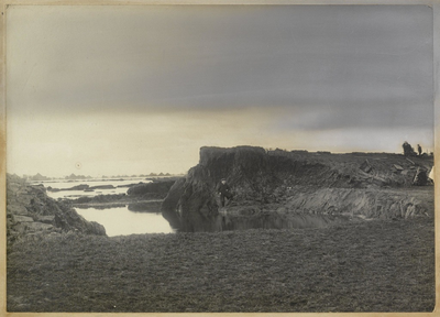 WAT003001175 Als gevolg van een zware noordwester storm brak in januari 1916 de Waterlandse Zeedijk tussen Monnickendam ...