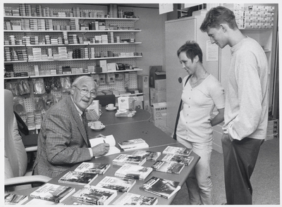 WAT003001552 Signeert eigen werk