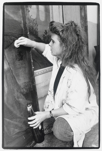 WAT003001593 Stagière maakt herontdekt wapen schoon (signatuur)