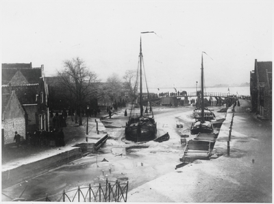 WAT003002340 Bevroren haven in Monnickendam.