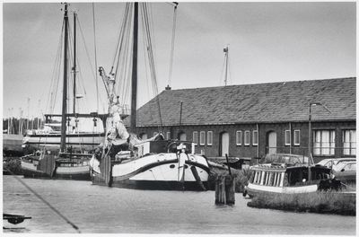 WAT003002343 Loods aan de haven van Monnickendam