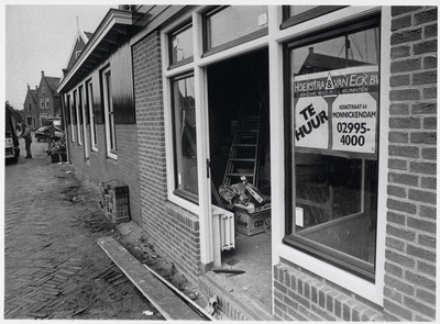 WAT003002355 Winkelpand aan de haven in Monnickendam. Voorheen stond er op deze plek een visrokerij.