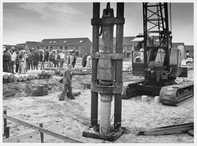 WAT003003108 1e Paal plan Luijendijk. Wethouder Kellersmann sloeg op dinsdagmiddag 7 oktober om 15.00 uur in de middag ...