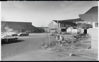 WAT003003120 Parkeerterrein om postkantoor en ICI.