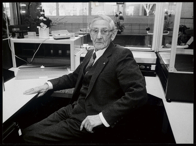 WAT003003218 De 88-jarige oud-kantoorhouder E.C. Houtman, verrichtte samen met burgemeester H. Walmans de officiële ...