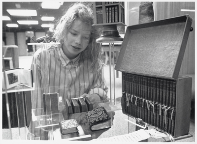 WAT003003274 Foto: een van de vitrines met oude boeken in de Landsmeers bibliotheek. Tentoonstelling oude boeken en ...