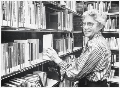 WAT003003277 Foto: bibliothecaresse Nel van Meurs aan het werk in de bibliotheek van Landsmeer.