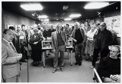 WAT003003285 Foto : Burgemeester H. Waltmans ( links) tijdens de opening van de tentoonstelling over Landsmeer, Den lip ...