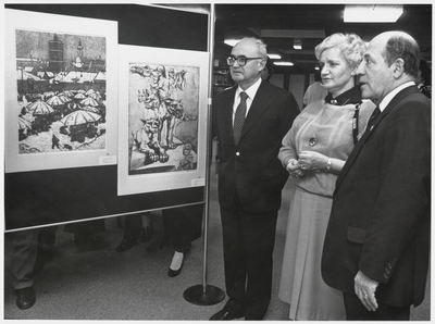 WAT003003293 Opening expositie Roemeense kunstenaars in bibliotheek Landsmeer.Foto: De Roemeense consul Craiu bekijkt ...