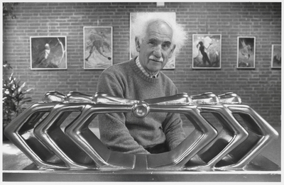 WAT003003294 De heer Korper exposeert zijn kunstwerken in bibliotheek Landsmeer.